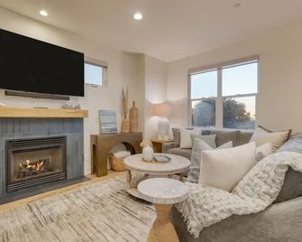 Sunset Serenity by Avantstay Rooftop w/ Hot Tub & Fire Pit, 3 Blocks to Beach! - Grover Beach - Huiskamer