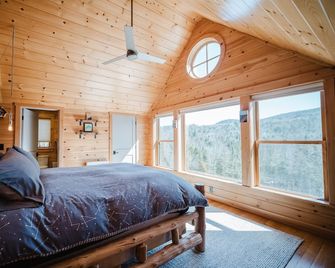 'The GingerBread' 10 min from Sunday River with a Hot Tub to come home to! - Bethel - Slaapkamer