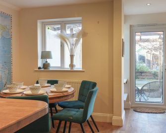 Princess Beach House, Pet Friendly, With A Garden In Swanage - Swanage - Dining room