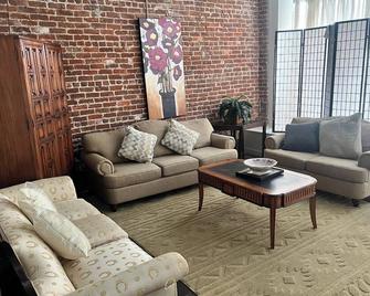 Just Bed & Bath In Downtown Historic Anniston. Close To Eatries & Entertainment. - Anniston - Living room