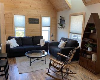 Norris Lake Front Rentals: Little Perk Lakehouse On Norris Lake W/Private Dock - Caryville - Вітальня
