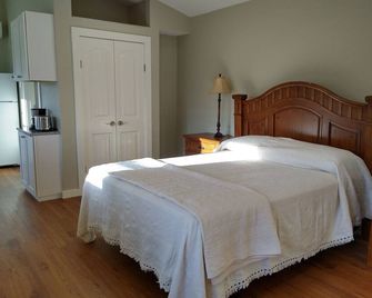 Bonclarken Upstairs Studio Apartment - Flat Rock - Bedroom