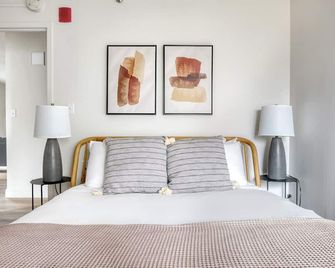 Tasteful Allston 2BR, nr Boston U & Green Line, by Blueground - בוסטון - חדר שינה