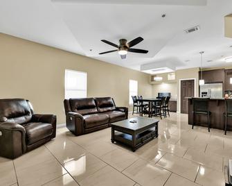 Relax & Enjoy In Our Spacious Townhome Getaway B - McAllen - Living room