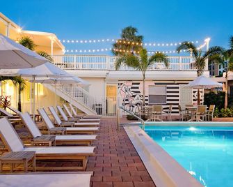 克利爾沃特海灘小屋酒店 - 清水海灘 - 克利爾沃特海灘 - 游泳池