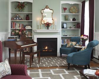 Beech Tree Inn & Cottage - Newport - Living room