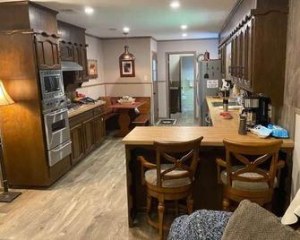 StockYards! Walk 3 Blocks-Ranch House sleeps 8 - Fort Worth - Kitchen