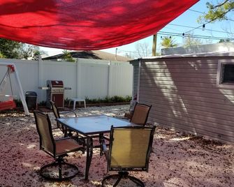 Beautiful Detached Remodeled Cottage Studio/ Downtown Palm Harbor.Non Flood Zone - Palm Harbor - Innenhof