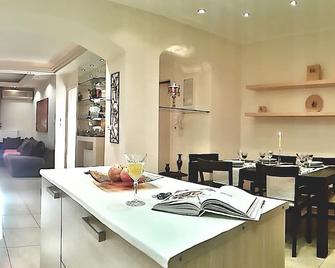 Elegant Vouliagmeni apartment in a Unique Spot. - Vouliagmeni - Essbereich