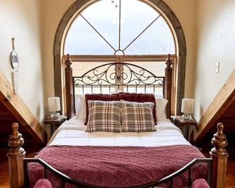 New Cabin! Hot Tub, Gazebo, Wraparound Deck, Sleeps 14. Drive To Hocking! - Chillicothe - Спальня