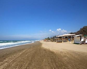 Coastal Getaway with Pool - Marbella - Bãi biển