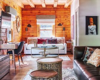 Modern, Boho Log Cabin: Idyllic, Secluded, Serene - Stone Ridge - Living room