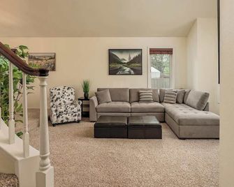 Rare Find - Entire Home! 4bdr Peppertree Retreat - Anchorage - Sala de estar