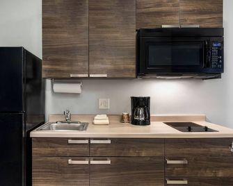 Escape to Buckeye for a Pet-Friendly Getaway w/ Free Parking & Kitchen - Buckeye - Cocina