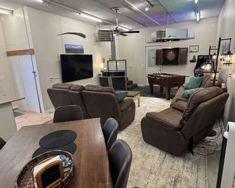 Minutes from museum, train depot, malls and shopping and both hospitals. - Anchorage - Sala de estar