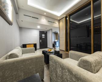 Grand Jatra Hotel Pekanbaru - Pekanbaru - Living room