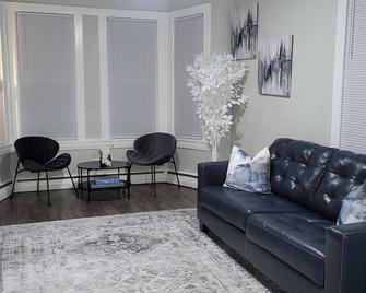 Downtown Delight: 1br Near Asbury Park Beach - Asbury Park - Living room