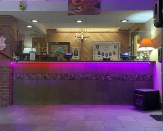 Leelanau Sands Casino & Lodge - Suttons Bay - Front desk