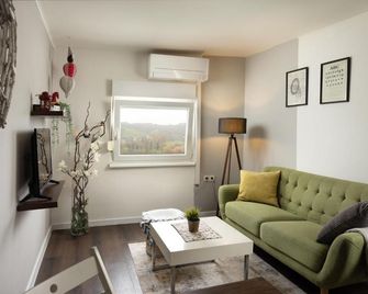 Apartment Viksa with Jacuzzi - Zagreb - Living room