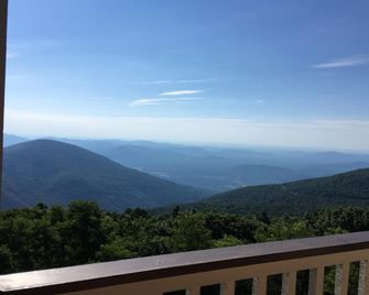 You deserve it all! Awesome Views, Comfy Condo & Elevator! - Nellysford - Balcony