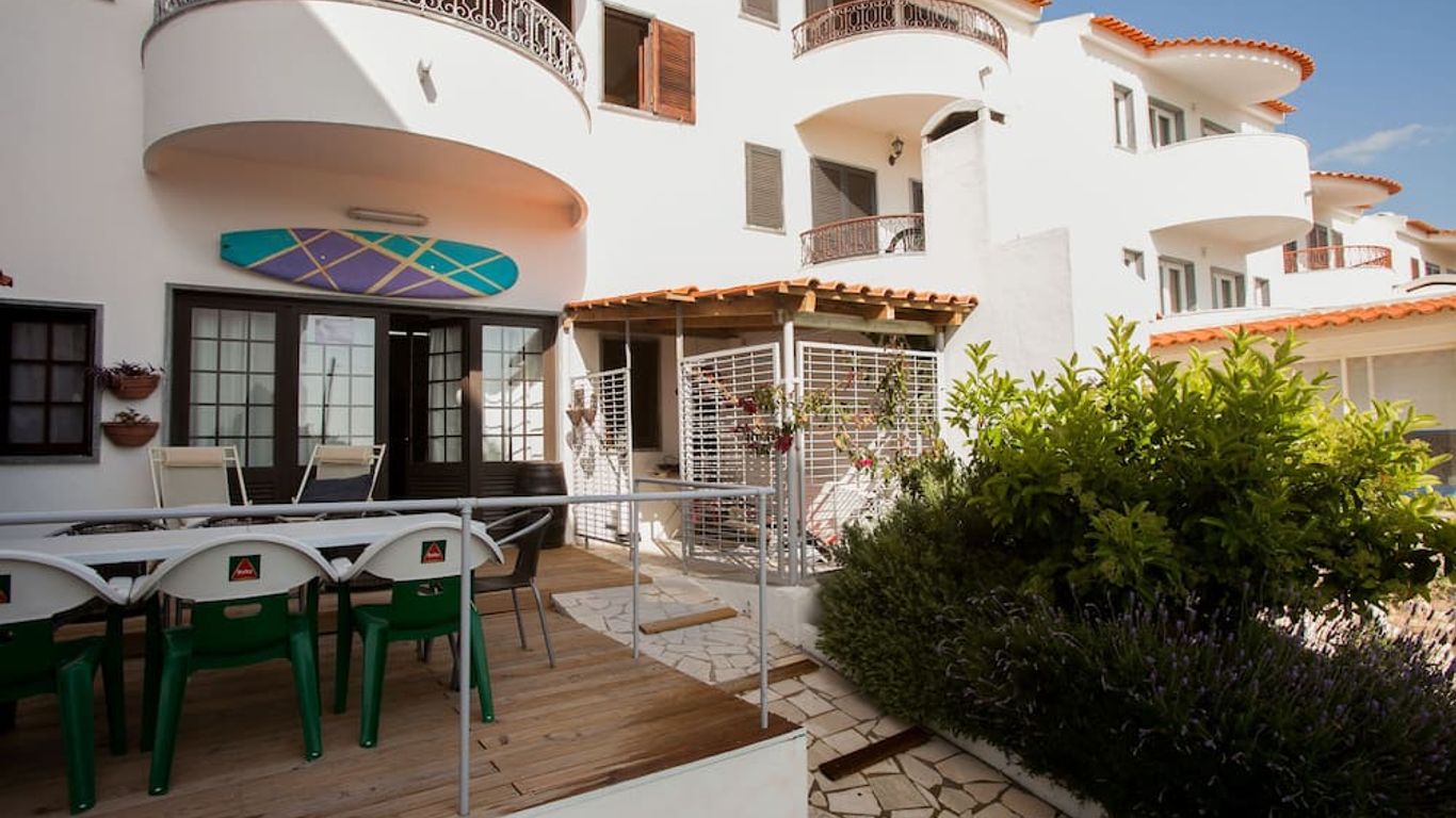 Ericeira Chill Hill Hostel & Private Rooms - Peach Garden