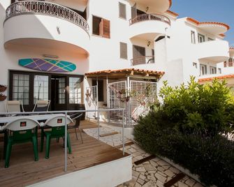 Ericeira Chill Hill Hostel & Private Rooms - Peach Garden - Ericeira - Uteplats