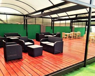 AfrikaWisa at O.R. Tambo International Airport - קמפטון פארק - פטיו