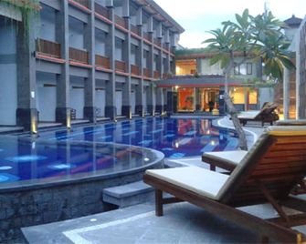 Grand Sinar Indah Hotel - Kuta - Zwembad