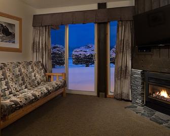 Cozy + Rustic Mountain Apartment | Great Value! - Canmore - Salon
