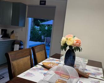 The Happystay - Bodden Town - Dining room