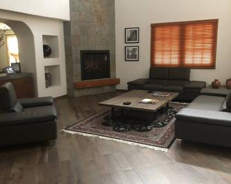 Comfortable Bedroom 1, King size bed, private bathroom and Smart TV 50\' - Ciudad López Mateos - Sala de estar