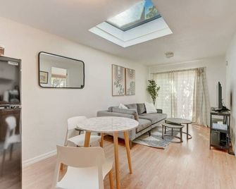 آت ماربيلا لين كوزي 1 بد رور ستوديو إن بالو ألتو دوتنان - بالو التو - غرفة معيشة