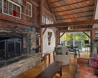 Mad House Rentals 10 Bedroom Lodge by RedAwning - Warren - Wohnzimmer