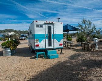 Vintage Camper Delivered To Your Reserved Campsite! Near Surf Beach & Downtown - Ventura