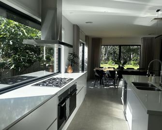 NEW Family Holiday Home backing onto the river! Table Tennis table! Sleeps 13 - 분달롱 - 주방