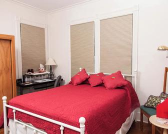 Squirrel's Nest Bed & Breakfast Llc - Burlington - Slaapkamer