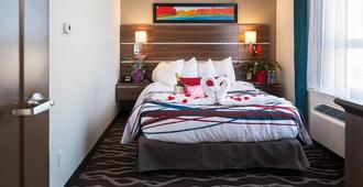 Encore Suites by Service Plus Inns - Grande Prairie - Bedroom