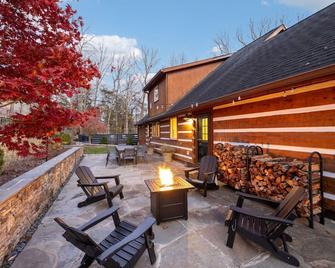 Kingston Cabin with Pool - 30 mins from Nashville - Kingston Springs - Patio