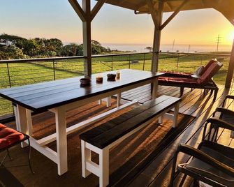 Stunning 3-Bedroom Home with Ocean Views, Farm Animals, and a Renovated Kitchen - Pepeekeo - Balcón