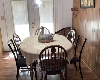 joins the hiking and biking trail. Walk to the river to fish, kayak or relax. - Hot Springs - Ruang makan