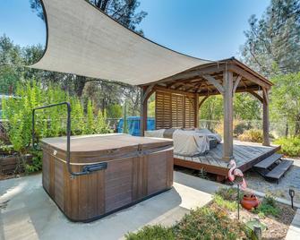 Hot Tub and Horse Boarding on 3 Acres in Redding! - Redding - Patio