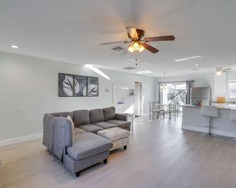 Fort Myers Vacation Home w/ Patio ~ 14 Mi to Beach - Fort Myers - Living room