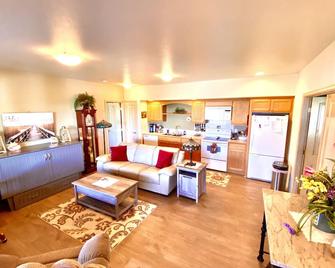 Clean 1 bedroom apartment with commanding view of Seattle. - Port Orchard - Sala de estar