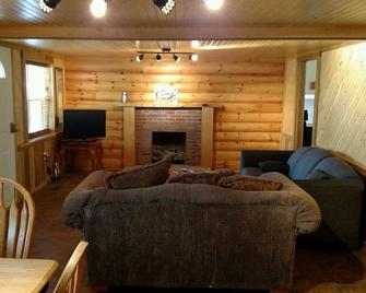Family Friendly for all ages! - Burkesville - Living room