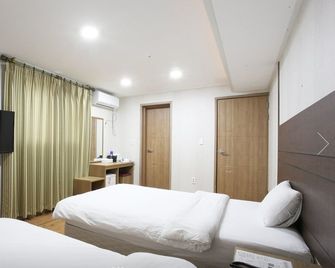 Cj Tourist Hotel - Jeju City - Bedroom