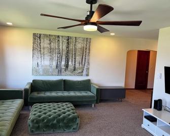 4 Bedrooms, 1.5 Baths, Sleeps 8 - Manistee - Huiskamer