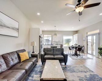 Dtwn Woodland Park Townhome with Covered Deck - Woodland Park - Obývací pokoj