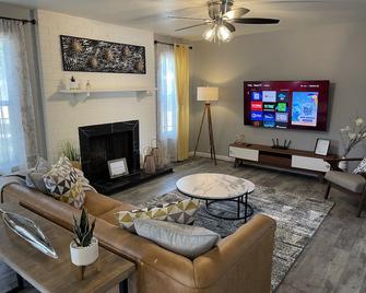 Sunrise Experience w/King Size Bed & Pet Friendly - Roswell - Living room