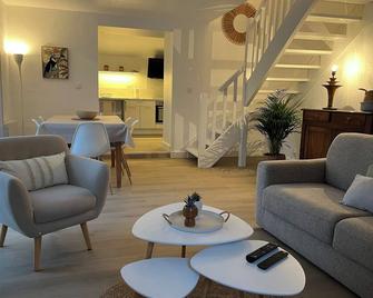 Charm in the heart of the village: house with sunny garden close to the sea - Arradon - Wohnzimmer