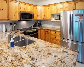 Stone Creek by StayIn - Fernie - Kitchen